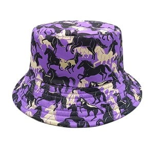 Vue détaillée du chapeau bob violet avec motifs de chevaux et coutures en toile de qualité