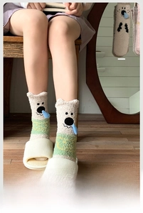 Gros plan de chaussettes thermiques en polaire corail avec oreilles 3D et broderie