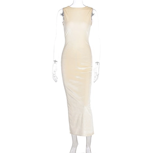 Détail de la texture velours de qualité sur cette robe longue ajustée beige sans manches