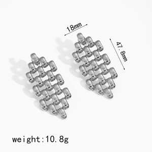 Dettaglio di orecchini geometrici traforati argento dimensioni 47,8mm x 18mm