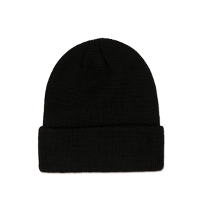 Détail du bonnet en maille noire montrant la texture fine et le large bord replié