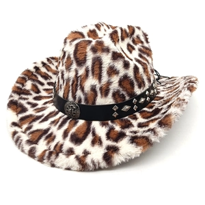 Chapeau de cowboy léopard en fausse fourrure avec bande cloutée et emblème en métal