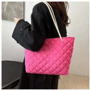 Détail du cabas matelassé fuchsia avec poignées en corde de coton blanc et coutures en losange