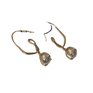 French vintage pearl drop earrings in gold finish for a minimalist elegant style