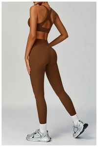 Détail de la brassière ajourée et du legging taille haute en couleur marron caramel
