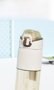 Detail of PPSU sports bottle featuring safety lock and 600ml precise scale markings