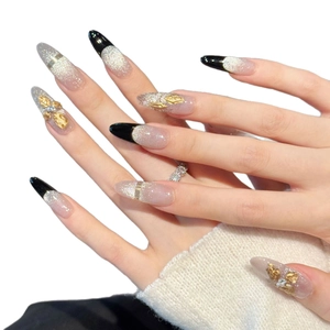 Unghie finte a mandorla con punte nere, glitter, lamina d'oro e farfalle 3D decorative
