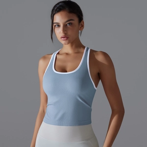 Détail du débardeur de yoga côtelé gris-bleu avec liseré contrasté blanc et dos nageur
