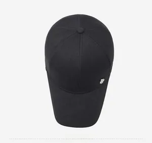 Vista dall'alto di un cappellino da baseball nero in twill con logo in metallo argento
