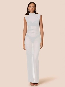 Abito lungo attillato in mesh bianco senza maniche con collo alto e texture trasparente