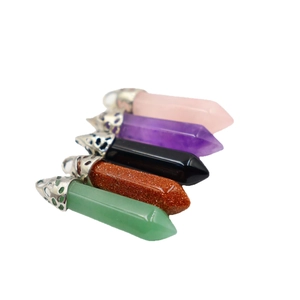 Set van vijf zeshoekige natuursteen hangers met sierlijke zilveren metalen kappen