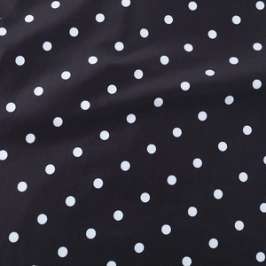 Nahaufnahme der schwarz-weißen Polka-Dot-Stofftextur des Maxikleides mit Meerjungfrau-Schnitt