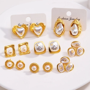 Boucles d'oreilles fleur plaquées or 18k avec perles de formes géométriques