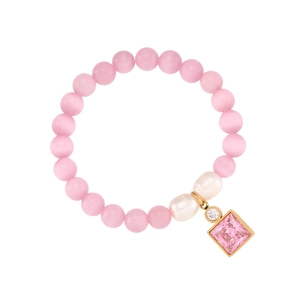 Détail de perles roses avec perles blanches et pendentif cristal rose sur chaîne dorée