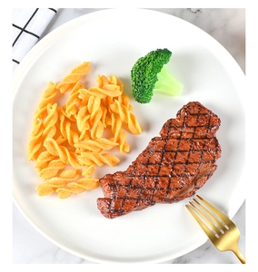 Detailopname van kunstmatige steak met grillstrepen, pasta en broccoli op een bord