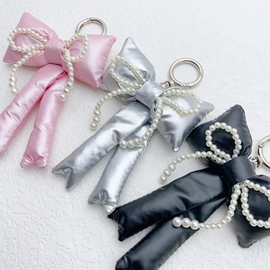 Tre portachiavi creativi a fiocco metallico in rosa, argento e nero con perle