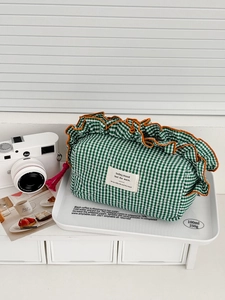 Pochette matelassée à carreaux vichy vert et blanc avec volant orange et gland rose