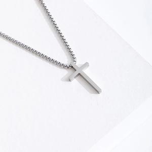 Pendentif croix en acier inoxydable poli avec une chaîne à boîte ronde détaillée