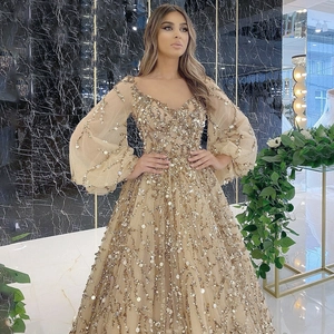 Lussuoso abito da sera dorato con paillettes, maniche a sbuffo ed elegante silhouette a A