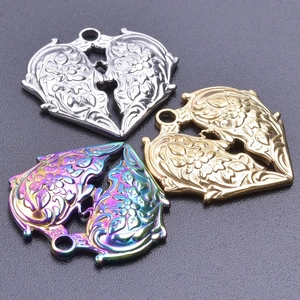 Détail macro de pendentifs fleurs creux en forme de cœur en or, argent et acier arc-en-ciel