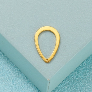 Pendentif goutte en acier inoxydable doré pour création de bijoux sur socle bleu