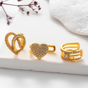 Set di tre ear cuff dorati con zirconi micro-pave e motivi a stella e cuore