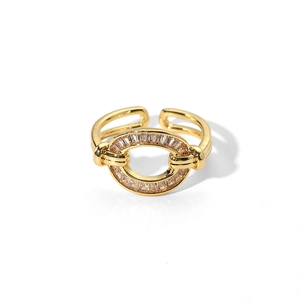Vue détaillée de la bague ajustable plaquée or avec incrustation de zircons ovales