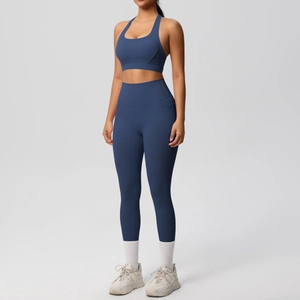 Dettaglio di leggings da yoga blu scuro a vita alta con tasche laterali e reggiseno