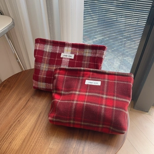Trousse de maquillage en laine à carreaux rouges avec étiquette simple wish sur bois