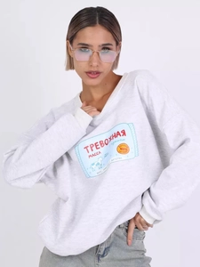 Detailansicht hellgraues Sweatshirt mit hochwertigem russischem Grafikdruck Motiv