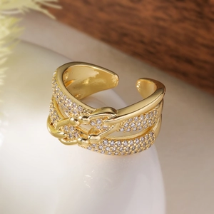Nahaufnahme eines goldfarbenen Mehrschichtrings mit Zirkonia-Besatz auf einem Display
