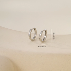 Dimensioni orecchini a cerchio in argento lucido con diametro di 1,3 cm e larghezza