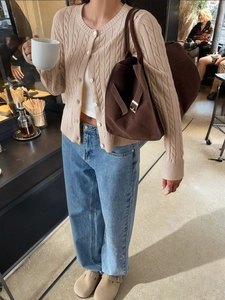 Damen beige Strickjacke mit Zopfmuster, weiten Jeans und großer brauner Tragetasche