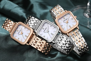 Trois montres carrées élégantes avec cadran en nacre sur soie verte luxueuse