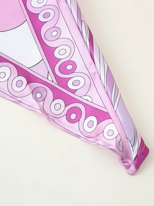 Detail aus Satinstoff mit rosa und lila Wellenmuster und feiner Rollsaumverarbeitung