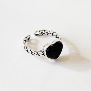 S925 sterling silver heart ring with black agate inlay and cuban chain pattern