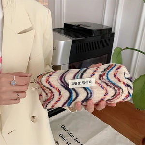 Trousse de maquillage brodée arc-en-ciel avec tissu texturé pour voyage facile
