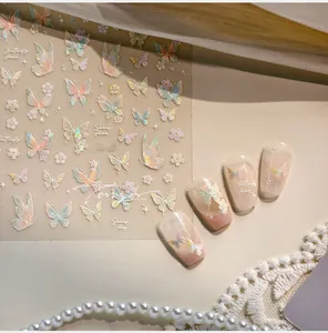 Détail de stickers nail art papillon 3D aurora avec motifs floraux irisés élégants