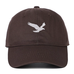 Vue détaillée de la broderie d'aigle blanc sur une casquette de baseball en coton brun