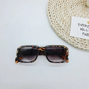 Flachbild von Schildpatt-Sonnenbrille mit sommerlicher Deko und englischer Postkarte