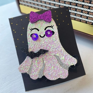 Détail de pince à cheveux fantôme d'Halloween avec nœud violet et chauve-souris