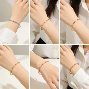 Vista dettagliata di bracciali a forma di bambù in argento, oro e oro rosa