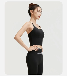 Detailansicht der schwarzen High-Waist Yoga-Leggings mit grauen Kontrasten und Sport-BH