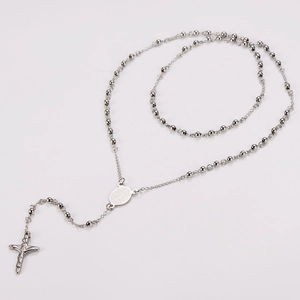 Vue détaillée du collier chapelet en acier inoxydable 304 avec croix et médaille