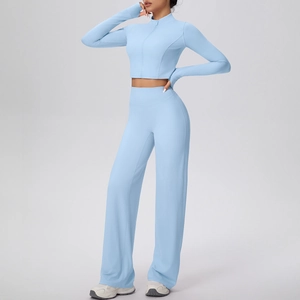 Détail d'un ensemble de yoga bleu clair avec veste zippée ajustée et pantalon de sport