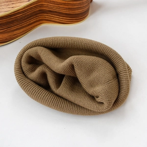 Bonnet en maille marron classique pour l'hiver, style minimaliste et chaleureux