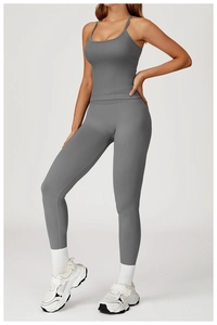 Détail d'un ensemble de yoga sans couture taille haute avec texture côtelée et coupe slim