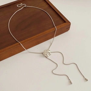 Dettaglio del ciondolo a fiore scorrevole in argento con lunghe catene a frangia sottile