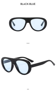 Dettaglio degli occhiali da sole aviator nero-blu con montatura spessa e aste moderne