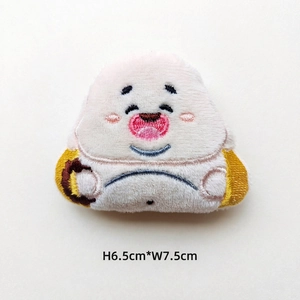 Broche de dessin animé en peluche brodée avec dimensions H 6,5 cm * L 7,5 cm